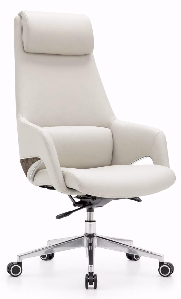 Poltrona direzionale ergonomica color crema con poggiatesta e struttura in metallo