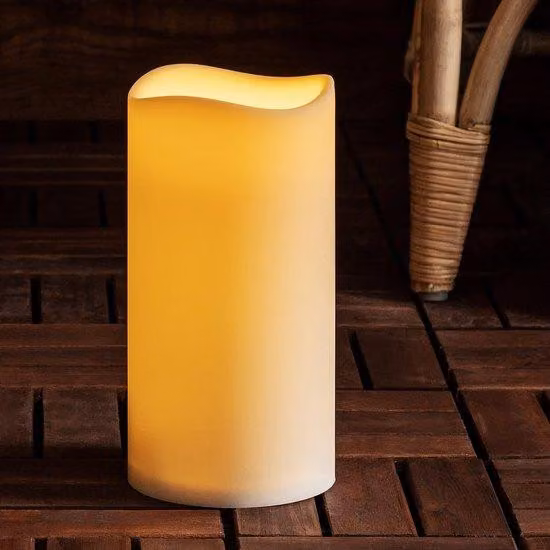 Candela esterna LED Unyqoos® in plastica – resistente agli agenti atmosferici (IP44), luce LED effetto fiamma bianco caldo, alimentata a batteria, timer a 6 ore, dimensioni 22,5 x 11,5 cm