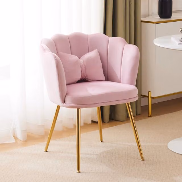Poltrona Zephmum in velluto rosa con schienale a petalo e struttura in metallo dorato lucido