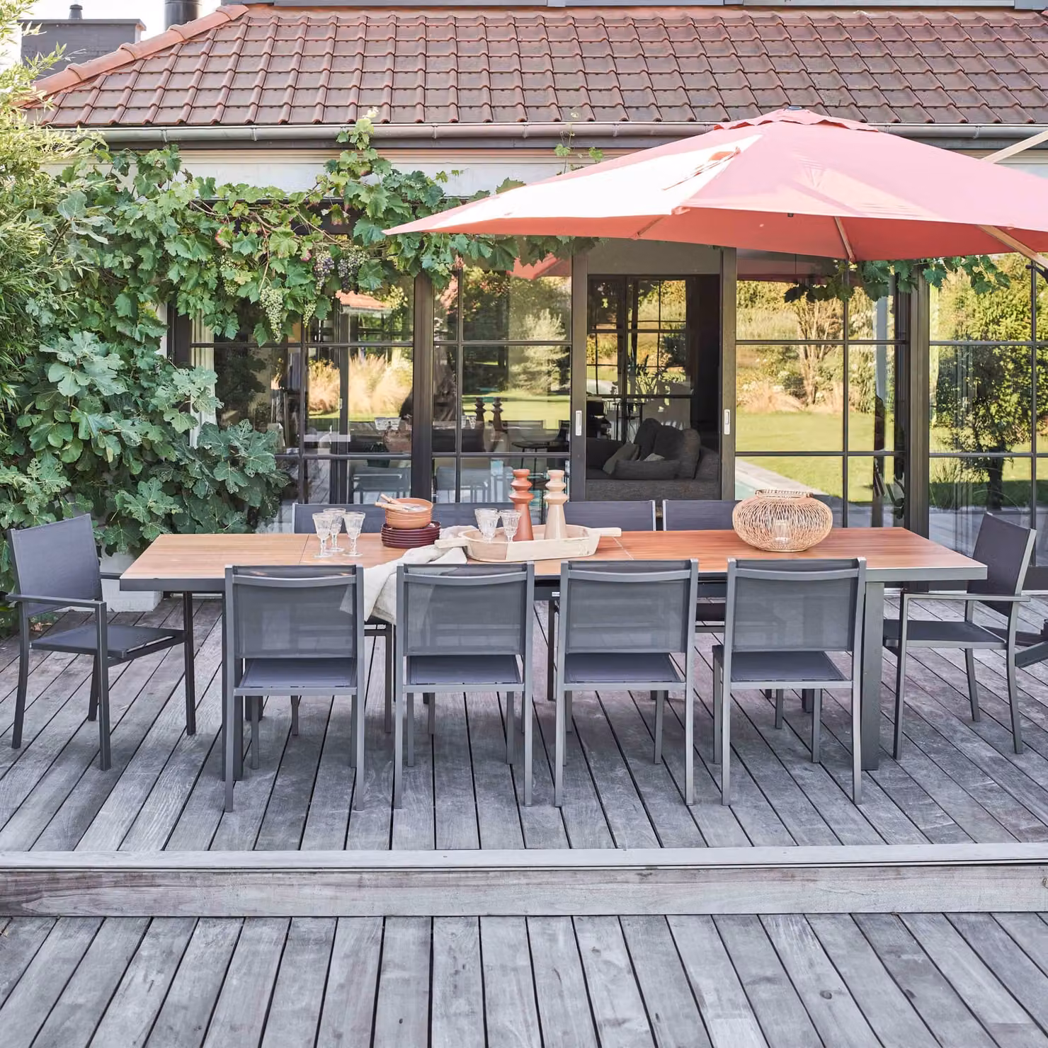 Tavolo da giardino con 8 sedie e 2 poltrone in legno - Oviala Melbourne