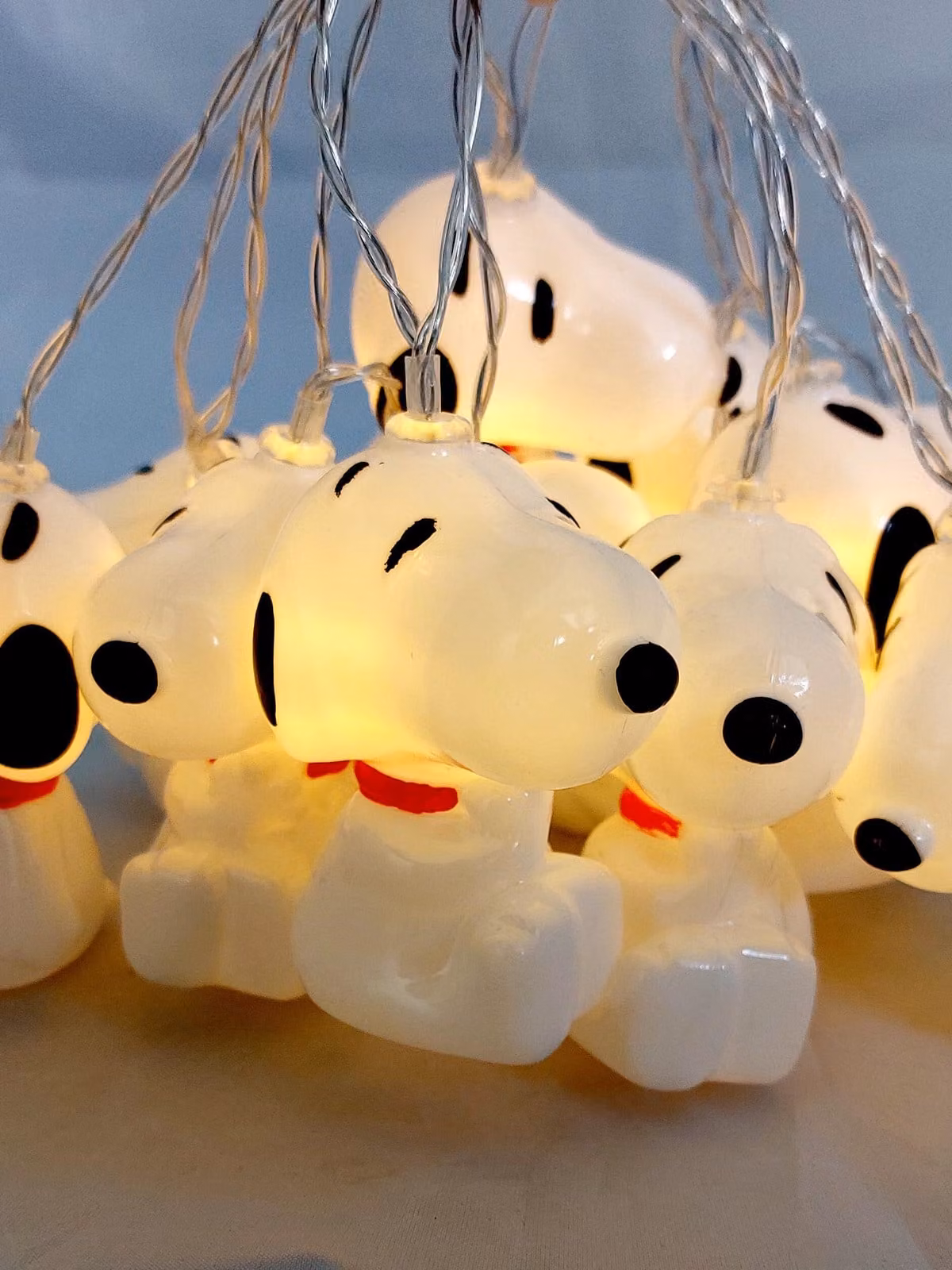 Catena luminosa LED Snoopy, 2 metri, 10 LED a luce bianco caldo, alimentata a batteria