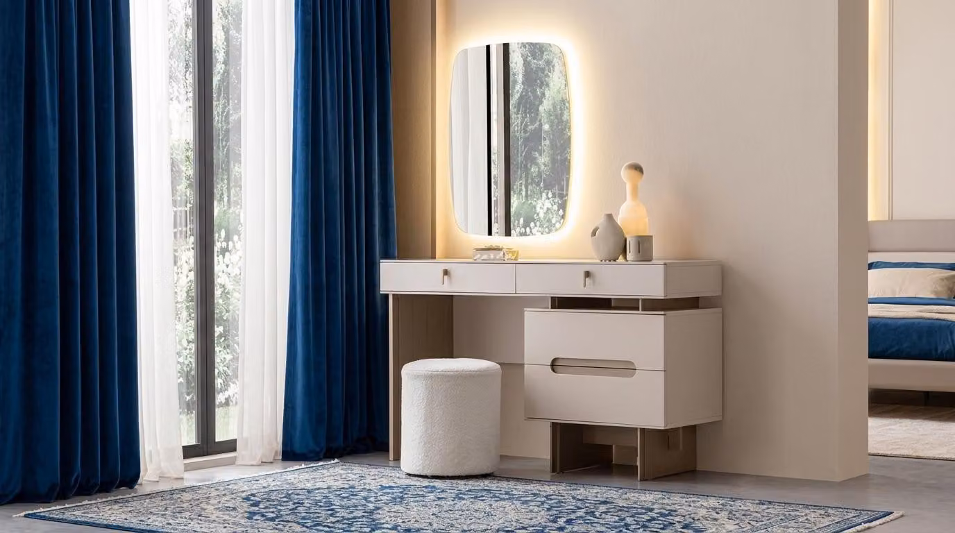 Set per camera da letto: comodino, specchio, poggiapiedi. Design moderno, colore grigio-beige, funzionale