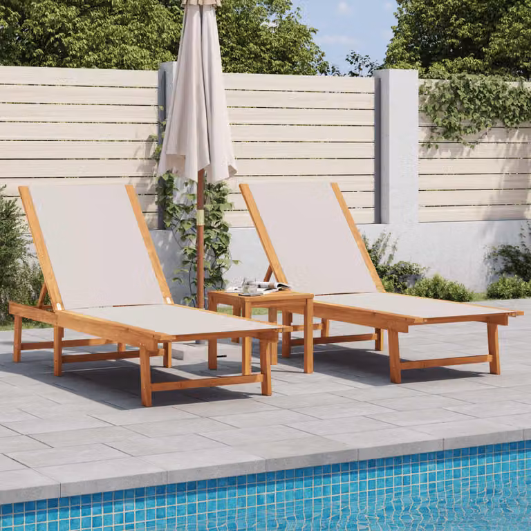 Set di 2 lettini prendisole con tavolo vidaXL in legno di acacia oliato e textilene grigio e beige