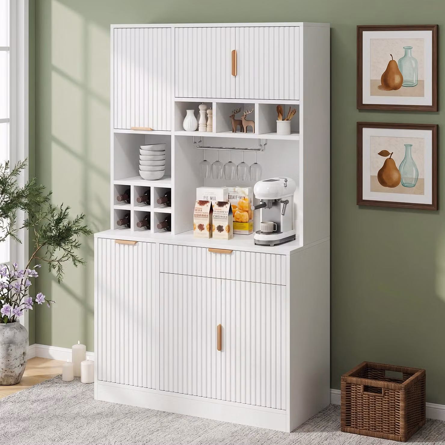 Armadio alto Flieks con ripiano per bicchieri da vino, spazio di stoccaggio multistrato, credenza da cucina con presa di corrente, mobile contenitore 100x40x175 cm, bianco