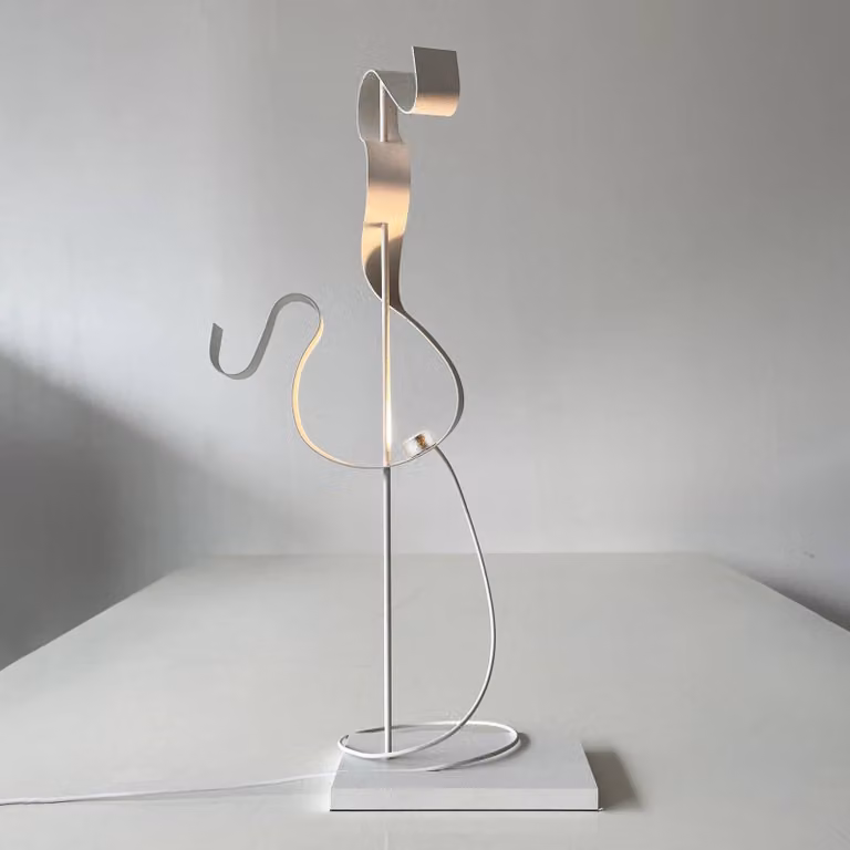 Knikerboker Lampada da tavolo a LED CURVE, Bianco / Opale, Soggiorno / Sala da pranzo, Metallo, Moderno, Lampada da tavolo LED