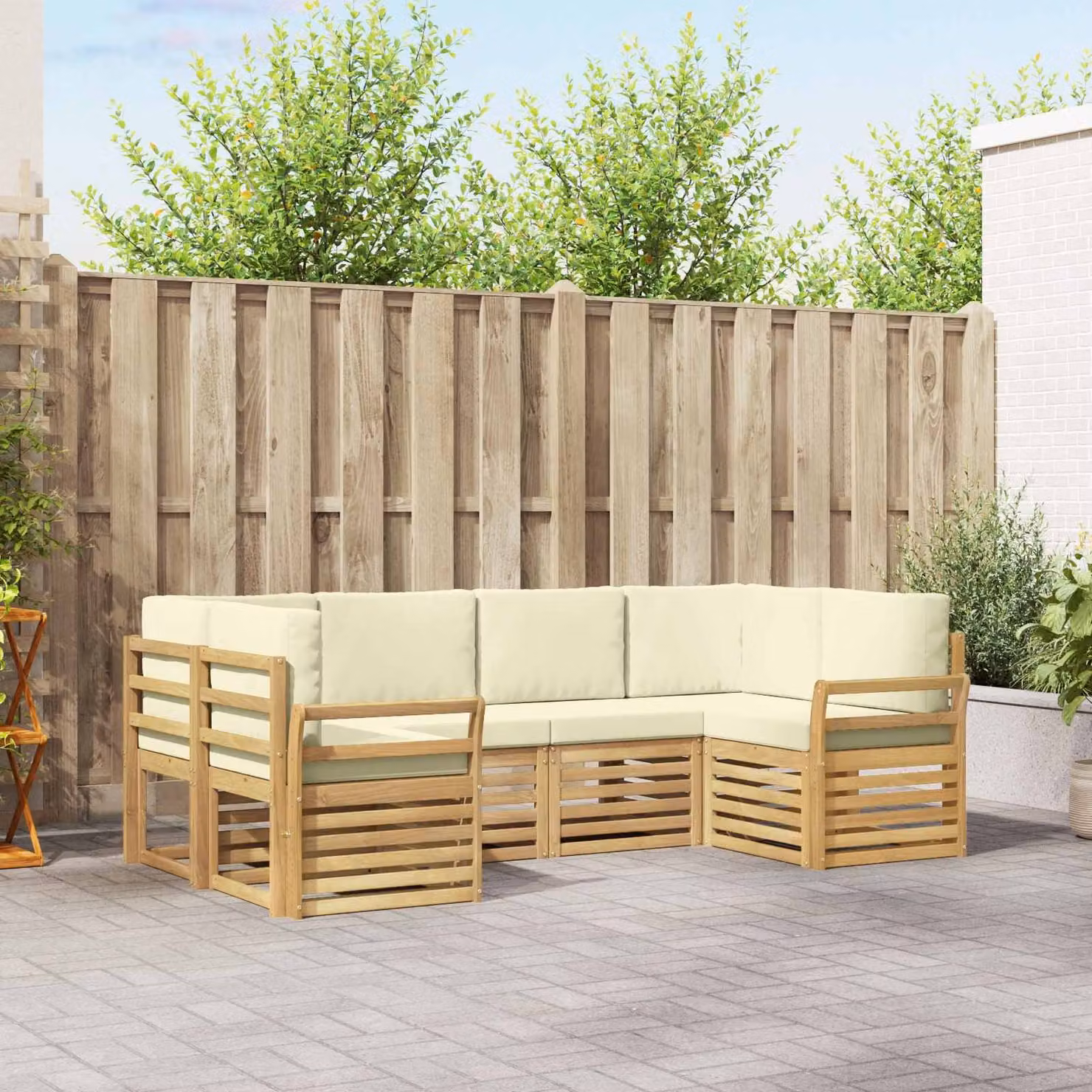 Set di divani da esterno vidaXL a forma di L composto da 6 pezzi in legno di acacia con cuscini bianchi e beige