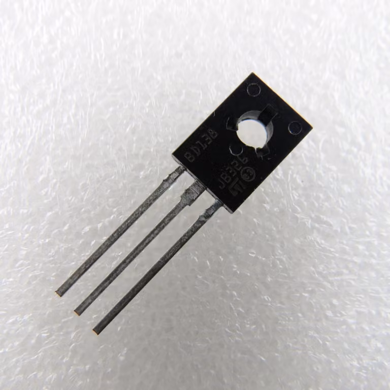 Transistor BD138: PNP; bipolare; 60V; 1,5A; 12W; TO126. BD138, transistor PNP, per montaggio su circuito stampato (THT)