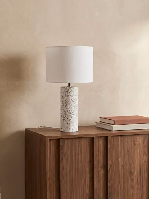 Lampada da tavolo Andy Kenay Home bianca in ceramica e tessuto