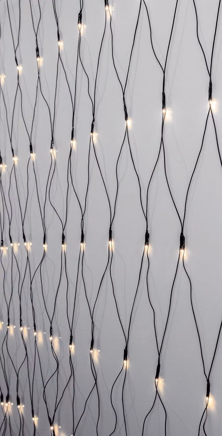 Catena luminosa a LED, 200 luci, colore bianco ghiaccio, dimensioni 3x3 metri, cavo nero, grado di protezione IP44 per uso esterno, modello 594-42