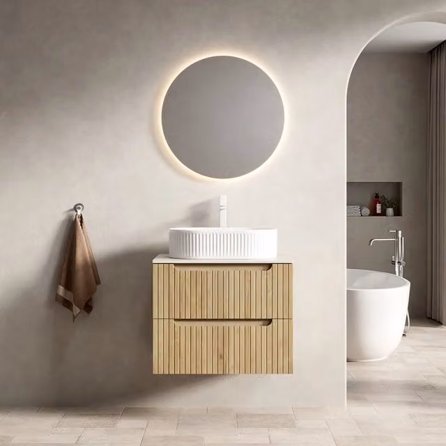 Mobile lavabo sospeso 60 cm con lavandino ovale bianco, piano in pietra sinterizzata travertino, mobile in compensato striato colore rovere bianco con 2 cassetti, preassemblato