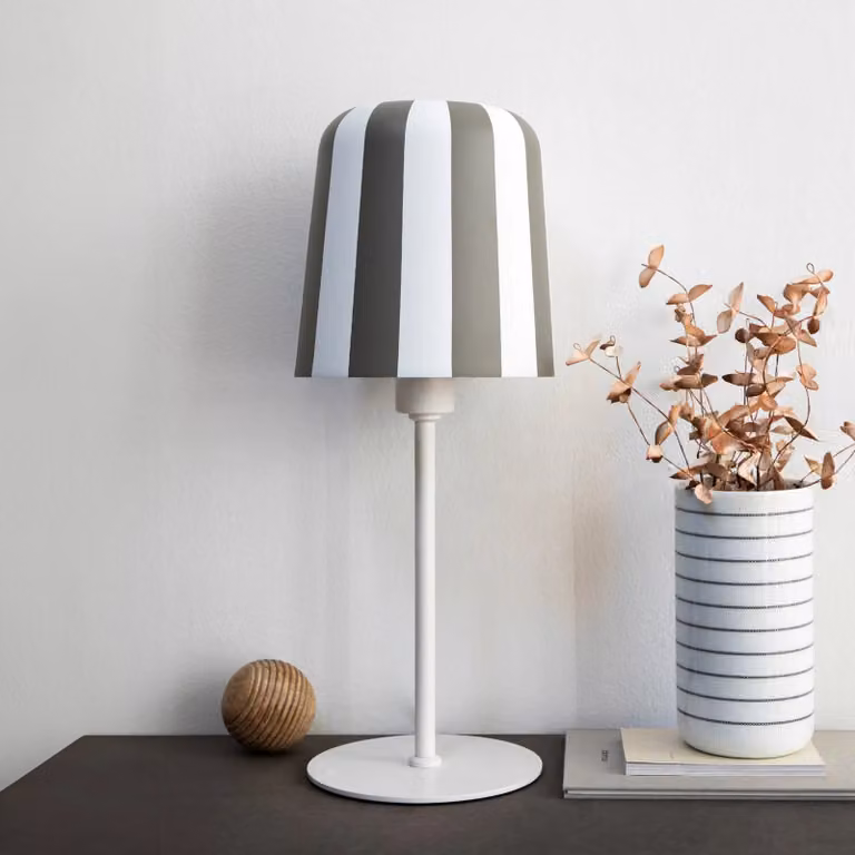 Dyberg Larsen Lampada da tavolo Gry, Alluminio / Grigio / Zincato, Soggiorno / Sala da pranzo, Metallo, Design, Lampada da tavolo