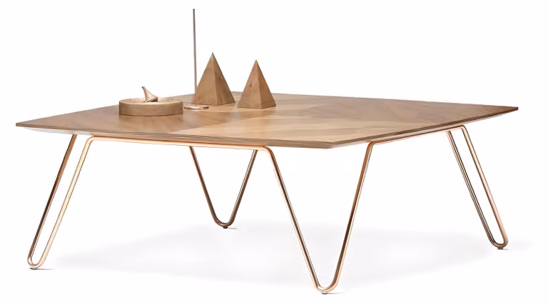 Eleganter Couchtisch aus Holz und Metall in Braun für modernes