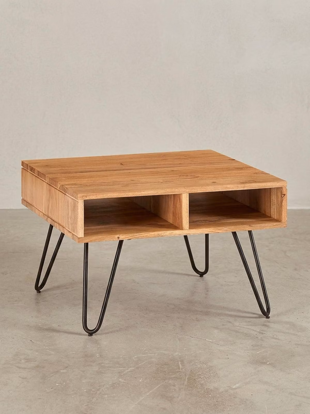Tavolino in legno massello di acacia, design moderno, struttura in metallo, spazio contenitivo. 60x60x40 cm | Kadima Design