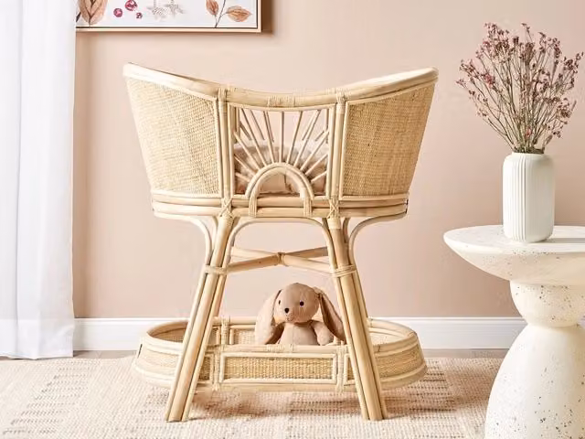Culla in rattan BELIANI beige con cuscini e ripiano accessorio in stile boho per bambini L 92 cm x P 86 cm x H 54 cm