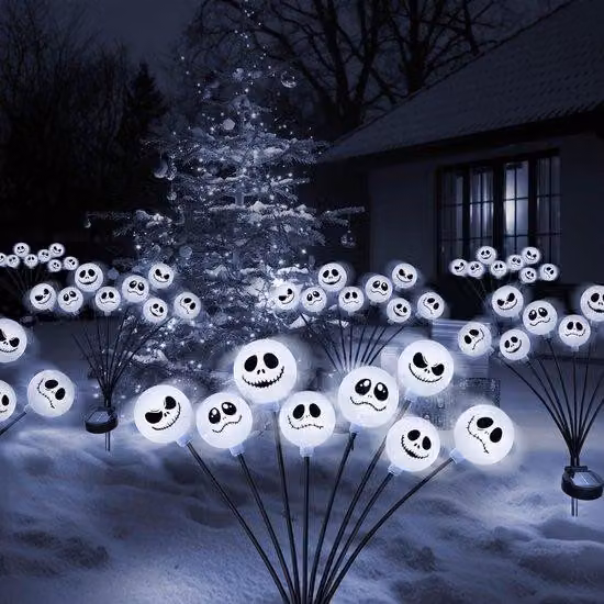 Set da 2 luci solari per esterni a tema Halloween, con 8 LED (luce bianca fredda e calda), batteria NiMH da 600mAh, grado di protezione IP65, adatte per l'uso in giardino e terrazza, con base da inserire nel terreno
