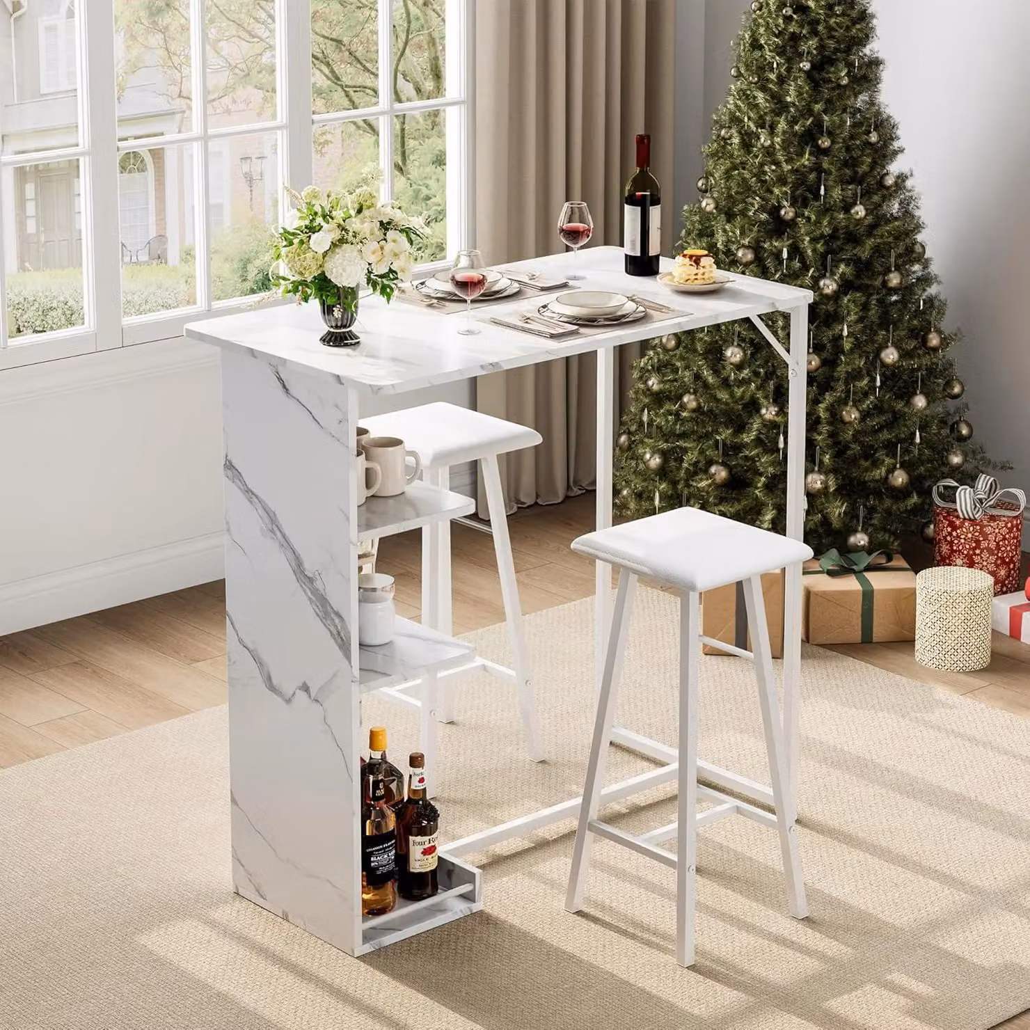 Set da bar composto da 3 elementi: tavolino da bar alto per 2 persone, dotato di ripiani; bancone da cucina salvaspazio, completo di sgabelli da bar imbottiti; colore bianco