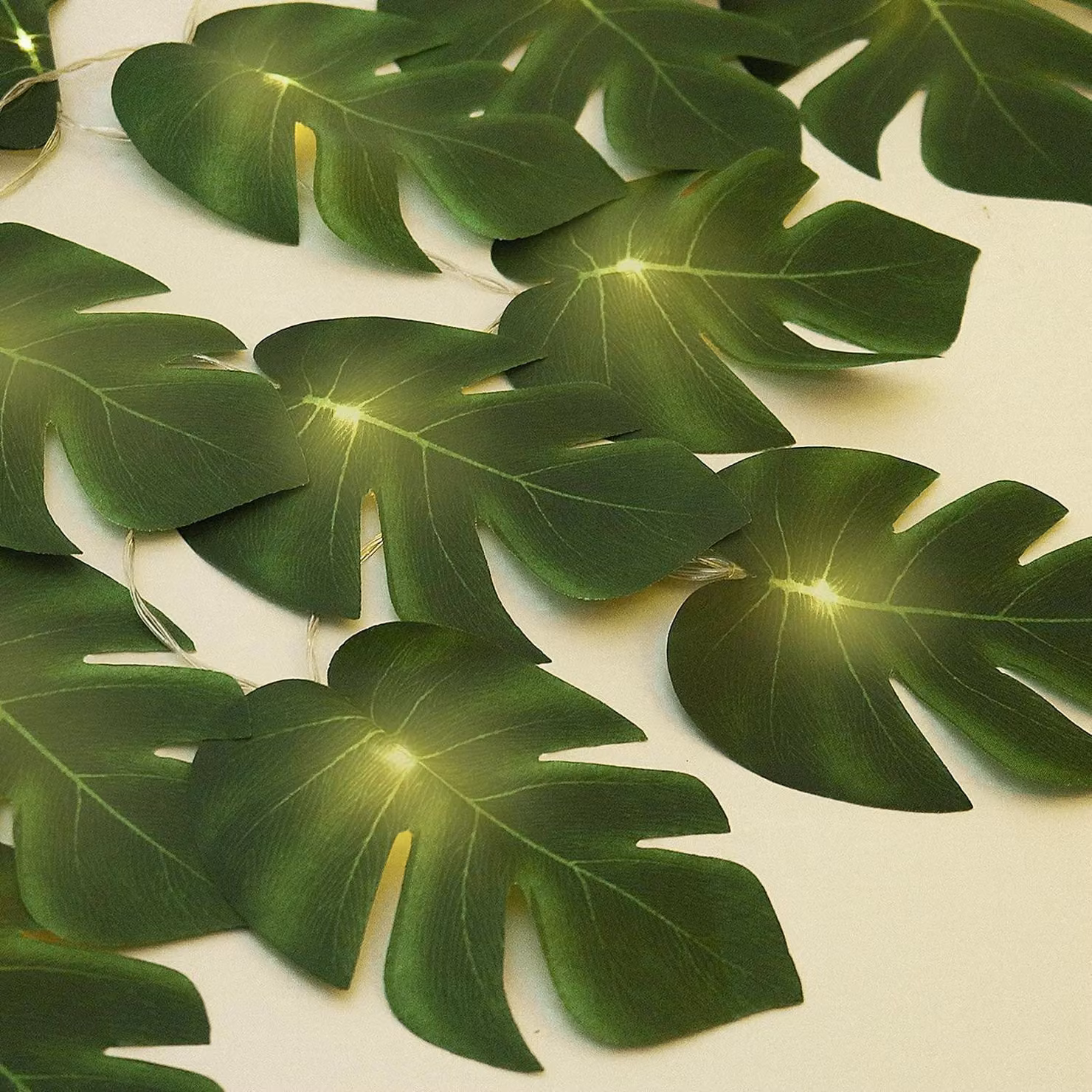 Catena luminosa con 20 LED a forma di foglie di Monstera, lunghezza 3 metri, realizzata in rattan con foglie di palma artificiali, ideale per decorazioni interne ed esterne