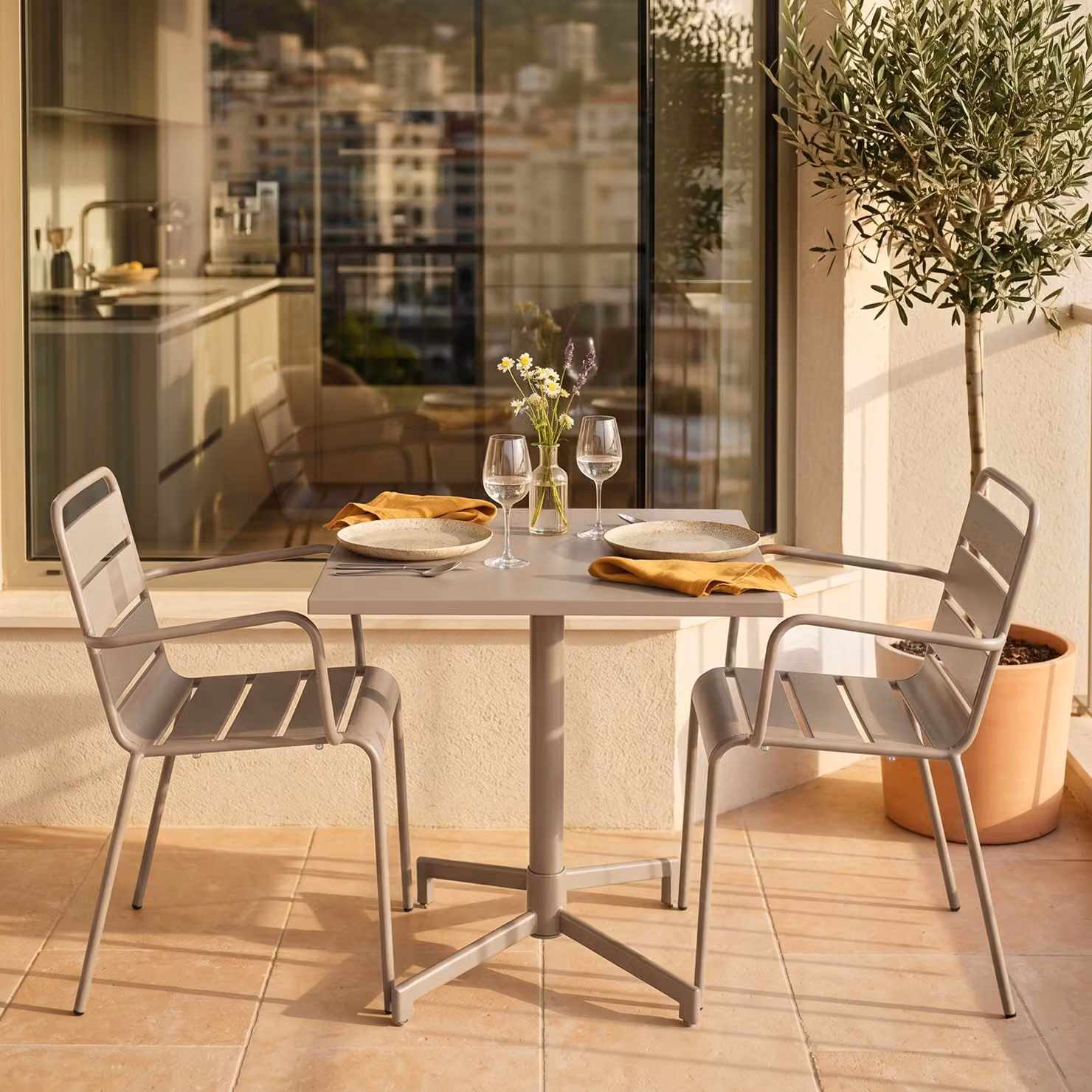 Set di tavolo da 70 cm e 2 sedie da giardino in metallo tortora - Oviala Palavas