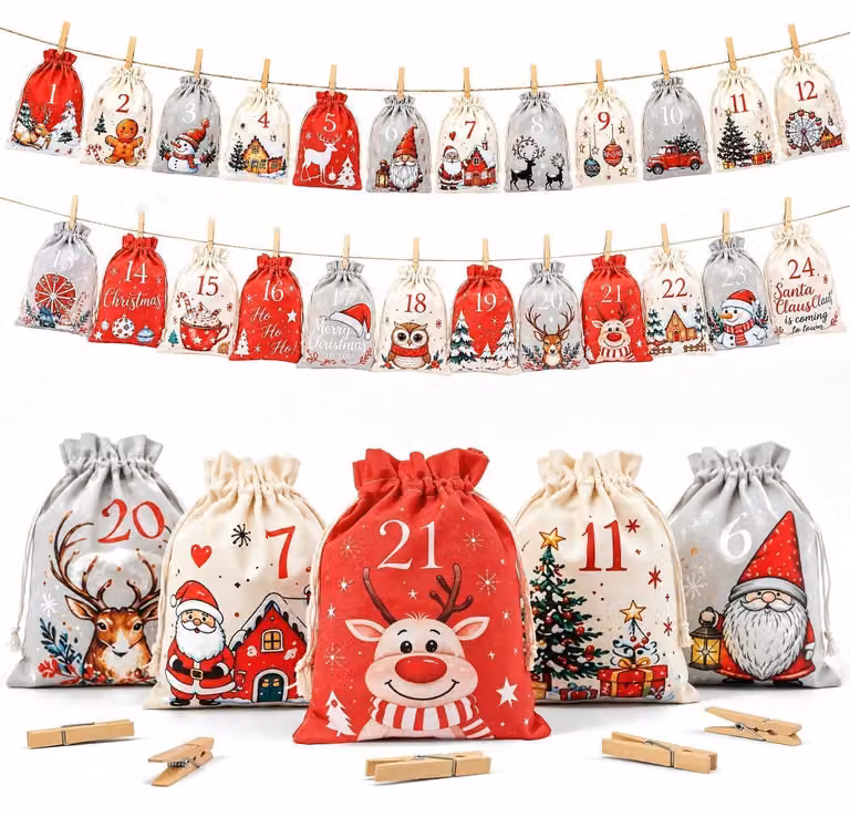 Calendario dell'Avvento da riempire: 24 sacchetti di tessuto, dimensioni 15x20 cm, con graffette di legno e spago. Colori: rosso, grigio, beige. Anno: 2026