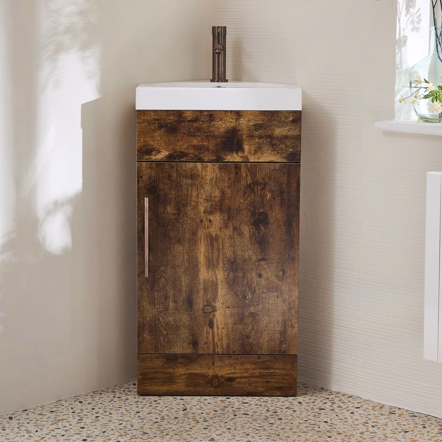 Mobile Bagno a Terra Angolare Rovere Scuro da 450mm con Lavabo e Maniglia con Barra a T in Bronzo Spazzolato - Cluo