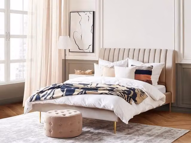 Letto imbottito Beliani in velluto beige e oro con rete a doghe in legno, L/P/H: 160 x 200 x 124 cm – 1