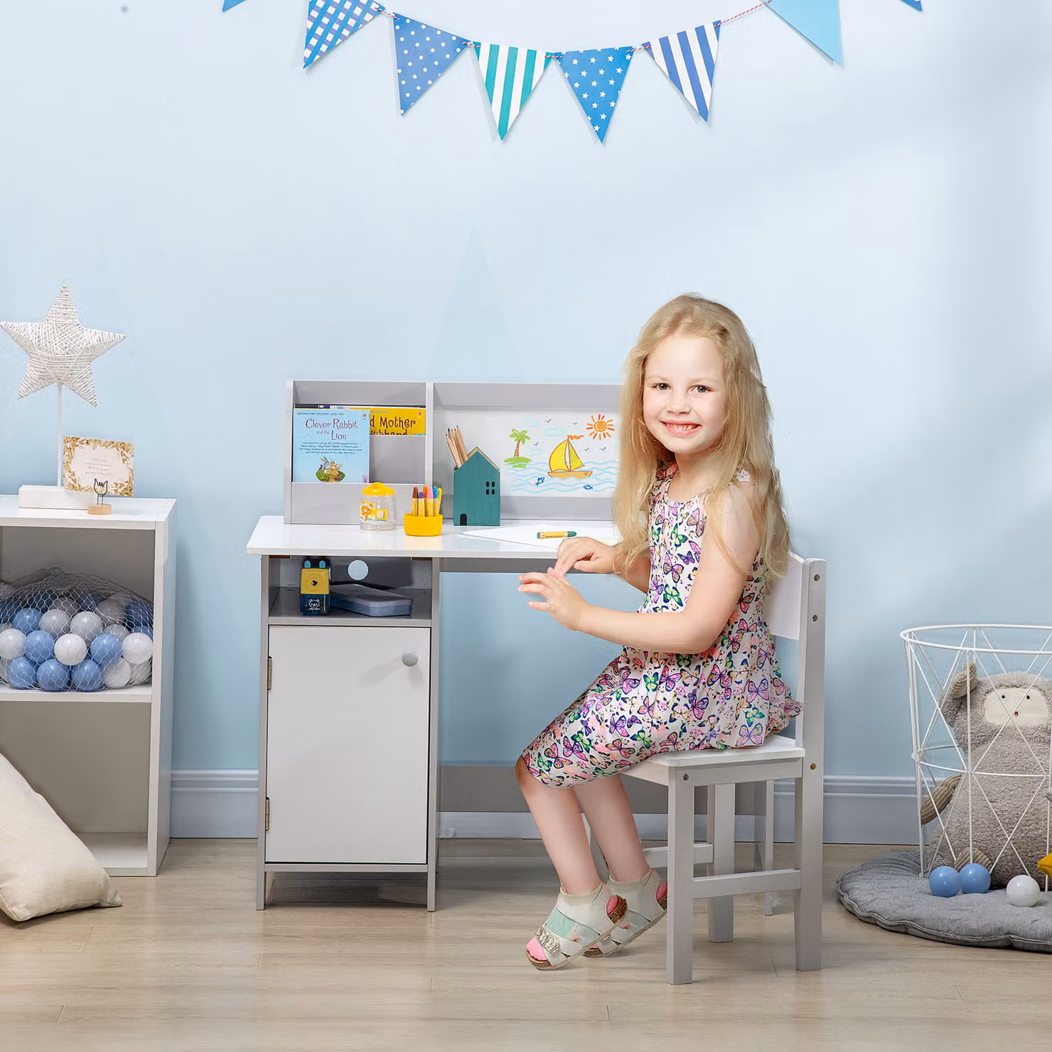 Set Tavolo e Sedie per Bambini HOMCOM in Legno con Banco Scuola, Bianco e Grigio – 2