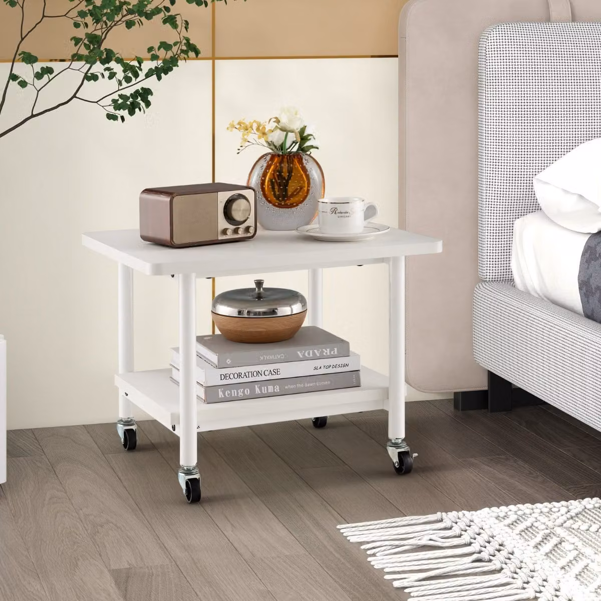 Tavolino multifunzione in legno e metallo Costway con ruote girevoli e 2 ripiani, Bianco, L: 49 cm, P: 40 cm, H: 37 cm