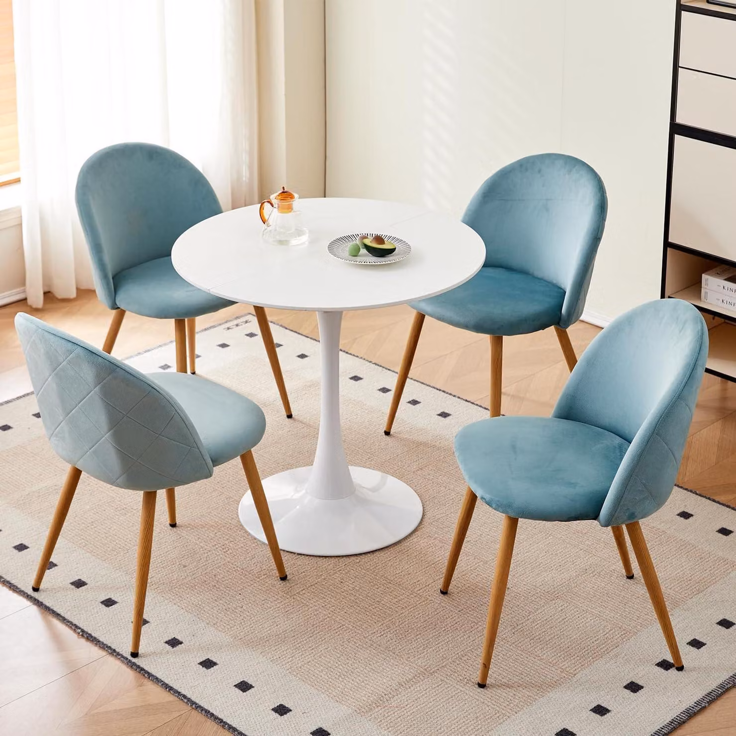 Set da pranzo composto da un tavolo rotondo e 4 sedie, dimensioni 80x80x75 cm, aspetto legno, rivestimento in velluto, colore verde/bianco