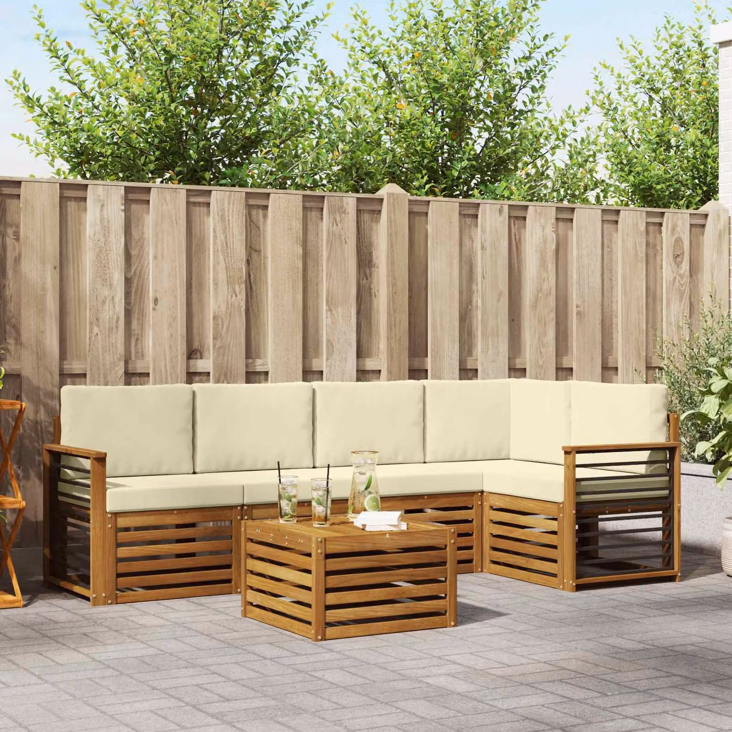 vidaXL Set di divani da esterno a L composto da 6 pezzi in legno di acacia con cuscini beige e crema