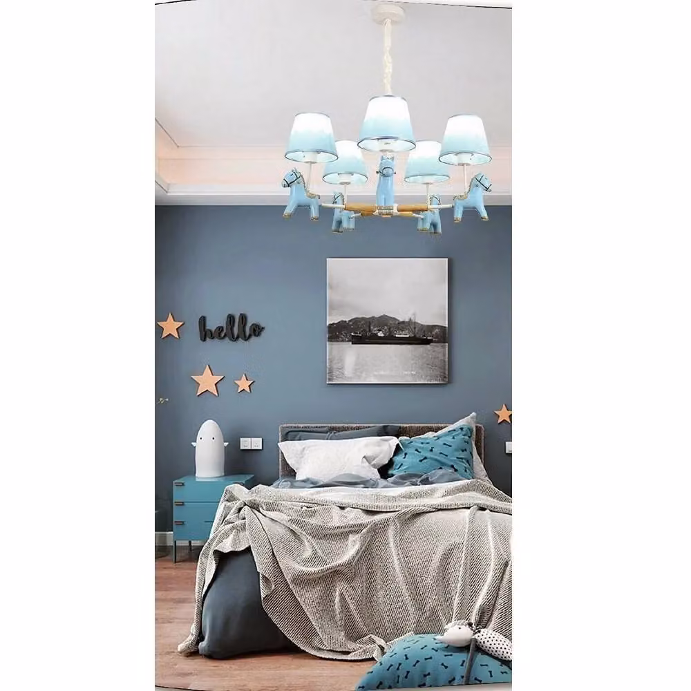 Lampadario a sospensione per cameretta Trade Shop con decorazione a cavallo in resina, 5 portalampada E27, disponibile in rosa o blu con dettagli oro/ottone – 2