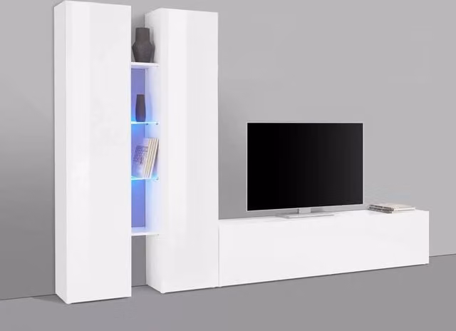 Parete attrezzata moderna Whous Sage bianca lucida con mobile TV basso, armadi con ante a battente e mensole con illuminazione integrata