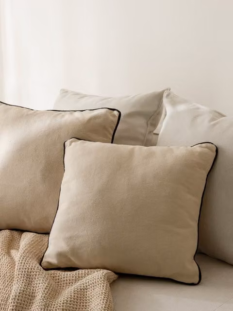 Set di 2 cuscini quadrati Bloq beige in cotone Kenay Home L/P: 45 x 45 cm