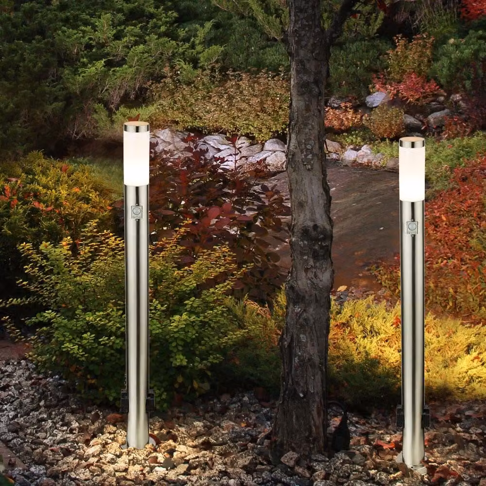 2 lampade da terra, due prese elettriche, sensore di movimento, altezza 110 cm