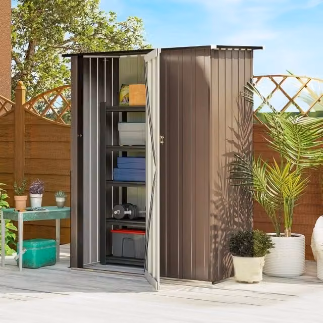 Casetta da giardino in metallo con tetto inclinato e porta con chiavistello; marrone; 142 x 84 x 189 cm
