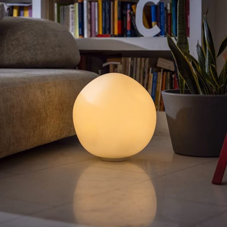 Foscarini Lampada da tavolo di design Hoba Grande, dimmerabile, Bianco / Opale, Soggiorno / Sala da pranzo, Vetro, Design, Lampada da tavolo