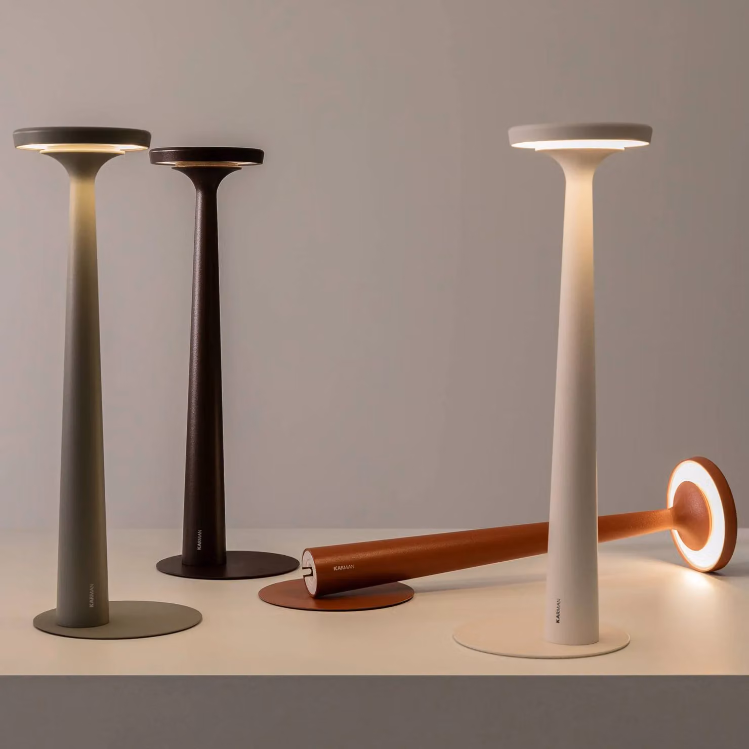 Karman Lampada da tavolo di design Papiria, dimmerabile, Marrone / Ruggine, Soggiorno / Sala da pranzo, Alluminio, Design, Lampada da tavolo