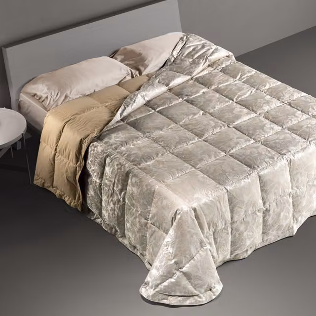 Trapunta in piuma DaunenStep con fantasia Floreale, traspirante e termoregolatrice, color beige e argento