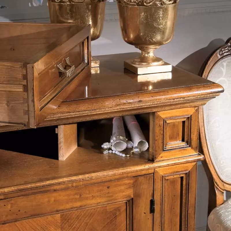 Credenza classica Bassano Segreto in legno con 2 porte e 2 cassetti, colore marrone, L: 141 cm, P: 48 cm, H: 101 cm - Mobili 2G – 2