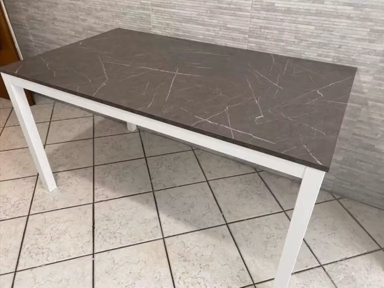 Tavolo allungabile moderno Mobili 2G con piano in nobilitato finitura marmo bianco e grigio L: 120 cm, P: 80 cm, H: 75 cm