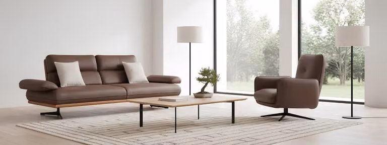 Elegante set composto da divano a 3 posti e poltrona in ecopelle marrone
