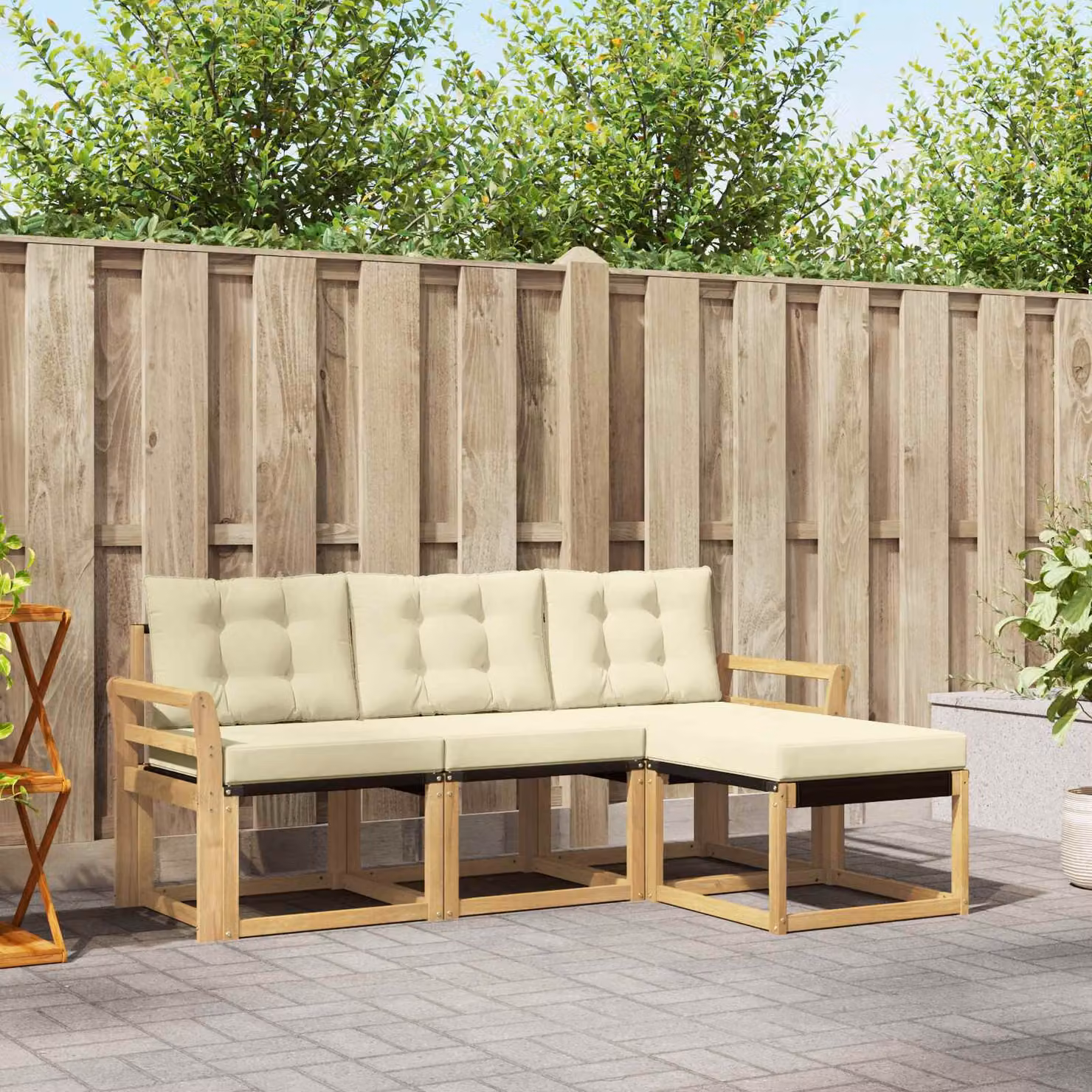 Set di divani da esterno a L vidaXL in legno di acacia con cuscini e pouf, Bianco e Beige