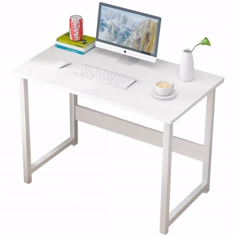 Scrivania bianca in stile loft scandinavo, pratica e moderna