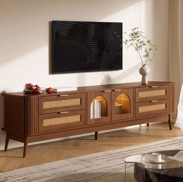 Mobile TV con ante in vetro di sicurezza curvo, illuminazione LED controllabile via app, struttura in truciolare con gambe in legno massello, 4 cassetti, color noce