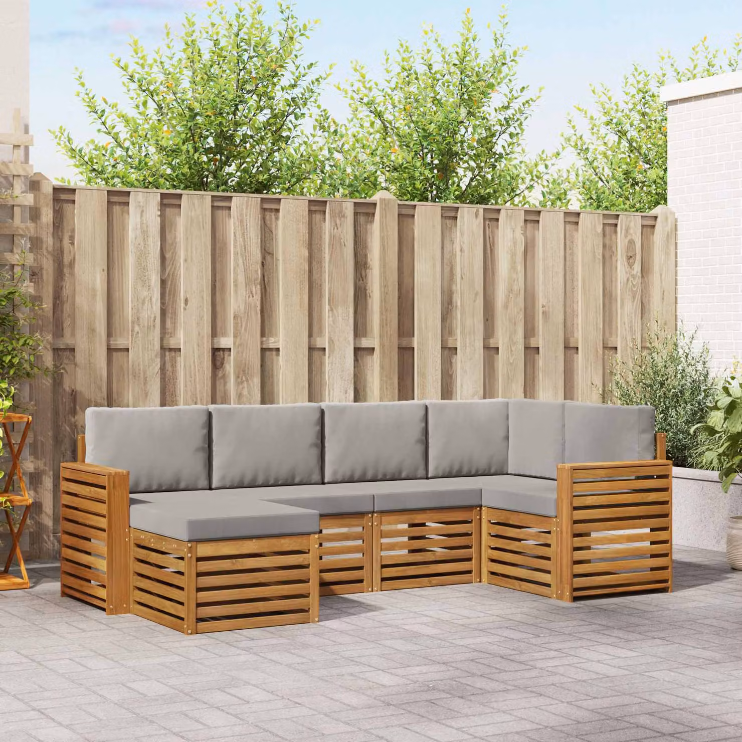 Set di divani da esterno vidaXL a forma di L composto da 6 pezzi in legno di acacia con cuscini in tessuto grigio e marrone