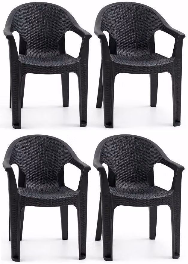 Quattro sedie in plastica, effetto rattan, con schienale confortevole e braccioli, disponibili nei colori nero e marrone