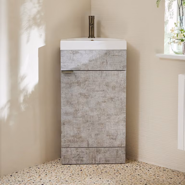 Mobile Bagno a Terra Angolare Grigio Cemento da 450mm con Lavabo e Maniglia con Impugnatura a Dito in Ottone Spazzolato - Cluo