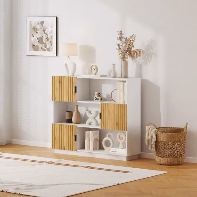 Libreria Bassa Verhundar en.casa con 3 Livelli, Vani Aperti e Chiusi con Ante, Bianco e Legno, H: 102 cm, L: 120 cm, P: 30 cm