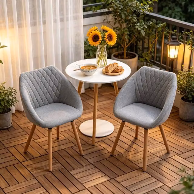 Set di 2 sedie imbottite grigie con braccioli e gambe in legno naturale