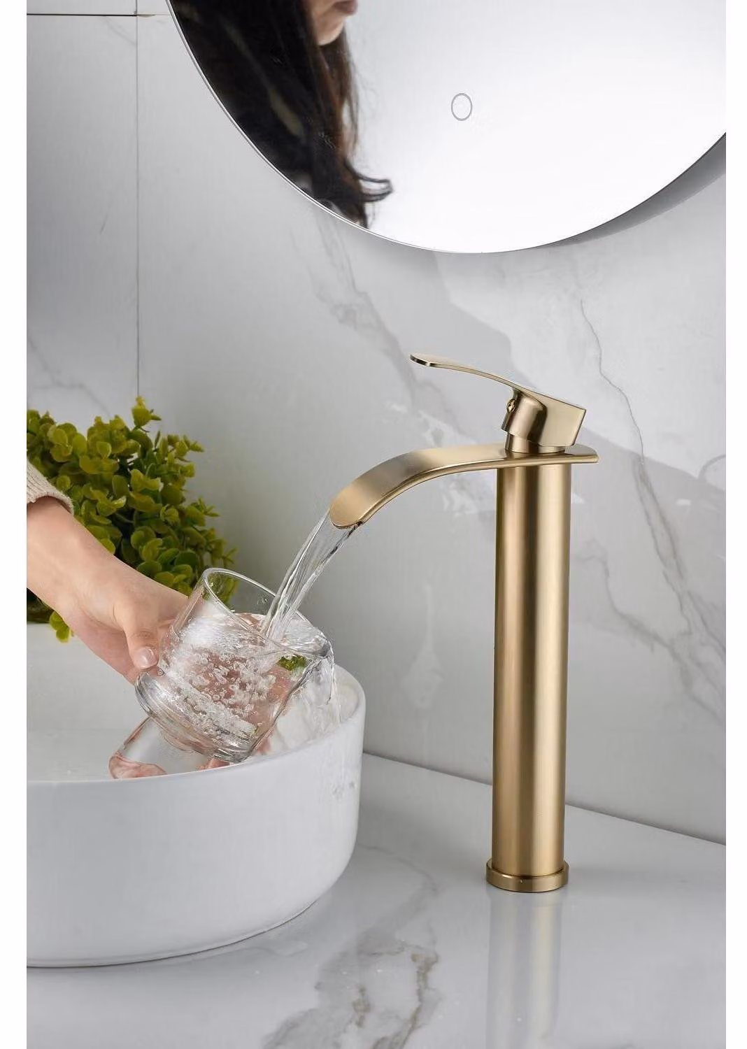 Miscelatore monocomando per cucina, con erogatore a cascata, altezza elevata, finitura in ottone spazzolato color oro, attacco da 3/8"