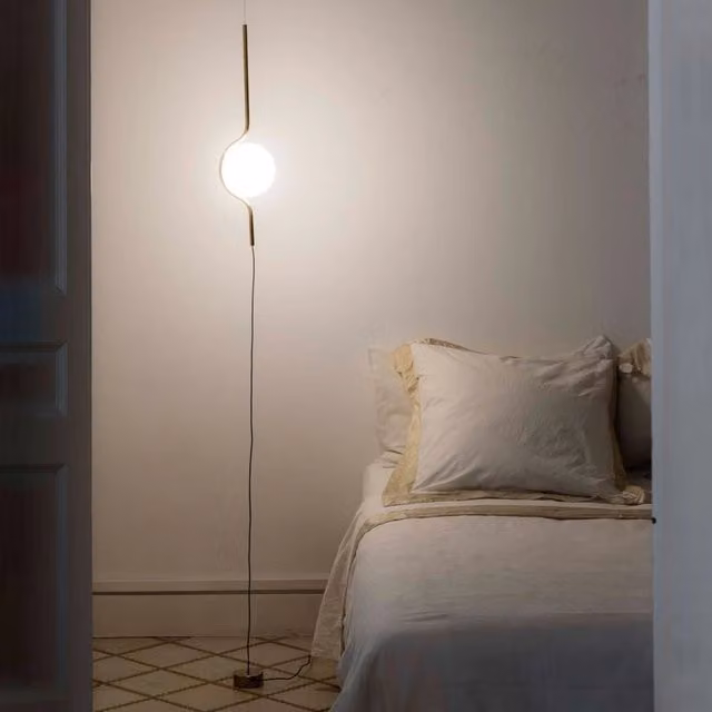 LE VITA, Piantana per Interni, Faro Barcelona Colore: Oro